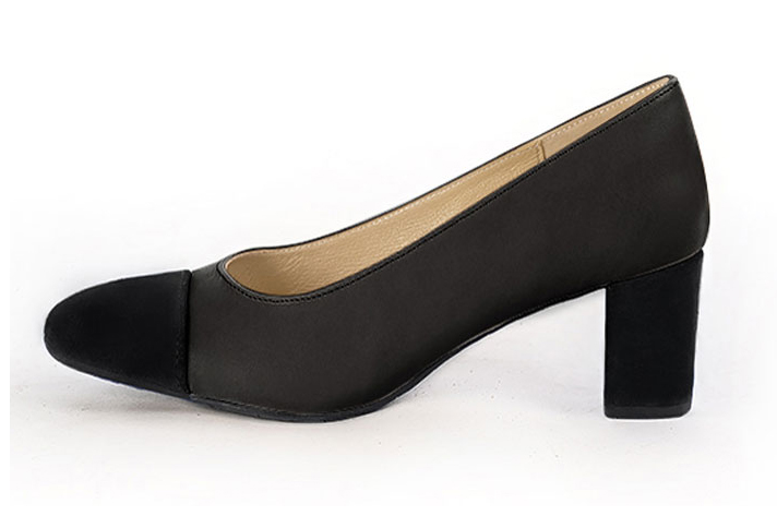 Matt black women's dress pumps, with a round neckline. Round toe. Medium block heels. Profile view - Florence KOOIJMAN